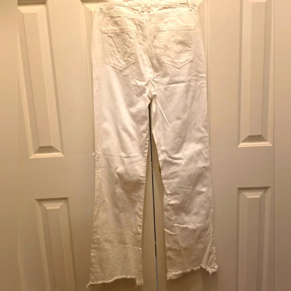 Giani Bini (GB) Mid Rise Distressed Flare Jean- Size 9- NWOT 🤍 - Picture 3 of 7